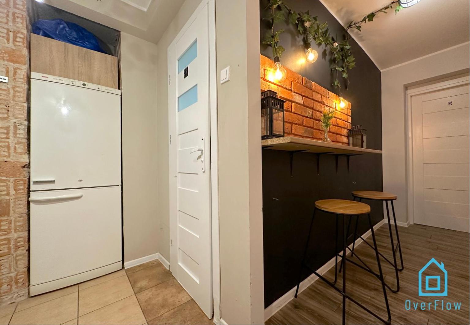 Spacious - Peaceful Retreat, 2 Minutes To Old Town Проживання в сім'ї *